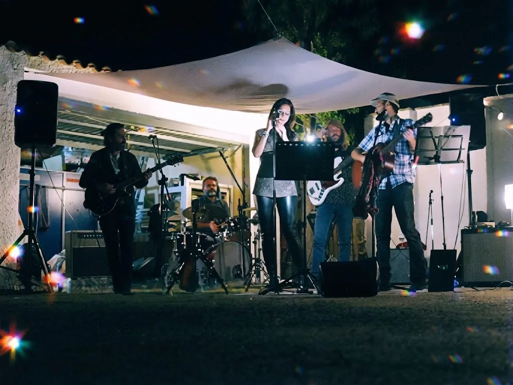 The Turia Blackbirds tocando de noche al aire libre en su primer bolo